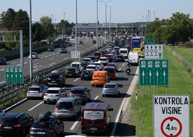 Gužve i zastoji prema moru i unutrašnjosti, kolone pred naplatama