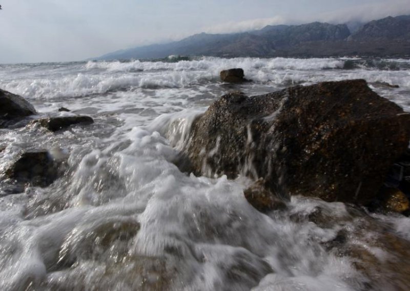 Zbog juga val zapljusnuo obalu i povukao ribolovca