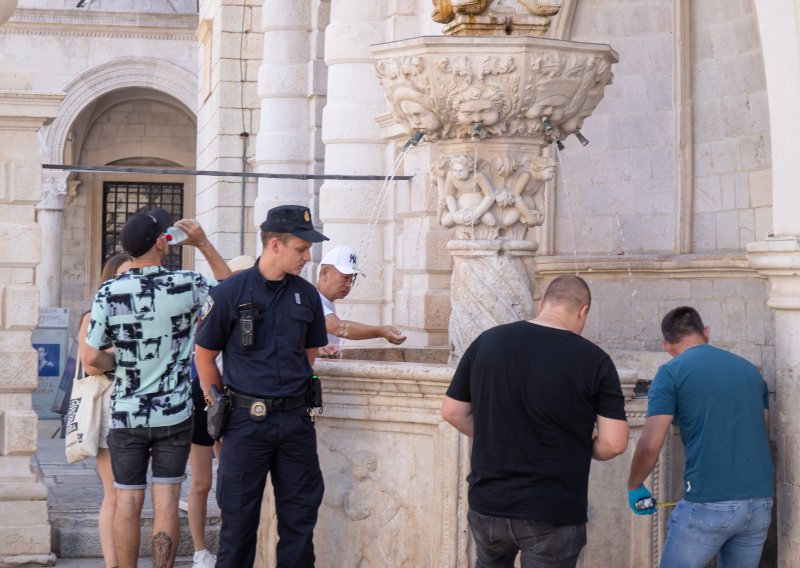 FOTO Bijes i tuga u Dubrovniku: Nedavno obnovljen simbol grada opet osvanuo oštećen
