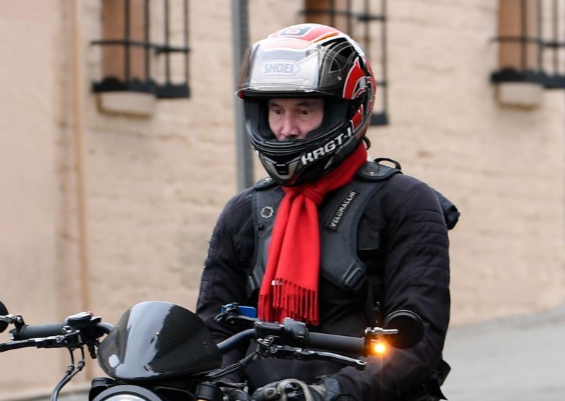 Uoči 61. rođendana: Keanu Reeves na motoru stigao na premijeru