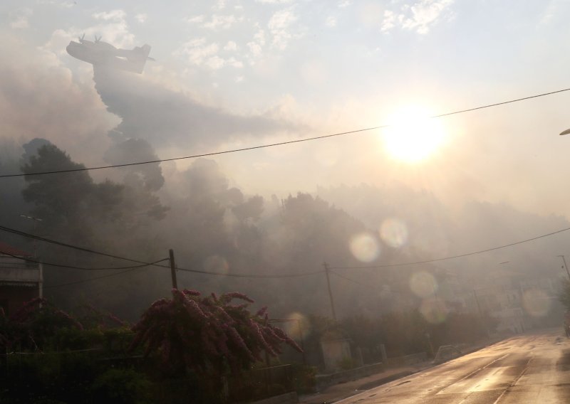 Snažan vjetar razbuktao opet vatru kod Krila Jesenice, požar se vidi s Brača