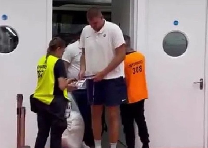 Zaštitarka nije prepoznala najboljeg košarkaša na svijetu; pogledajte Jokićevu reakciju