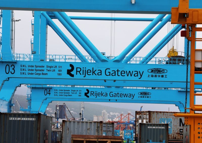 U Rijeka Gateway pristali prvi testni brod i vlak