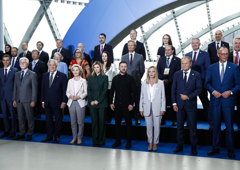 Niz videokonferencija uoči sastanka na Aljasci, za stol sjeda Trump, Zelenski i EU