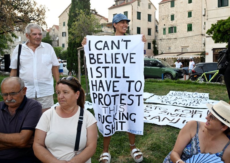 Prosvjednici zbog azbesta prošetali Splitom: 'Neka Moby Drea odmah napusti Hrvatsku'