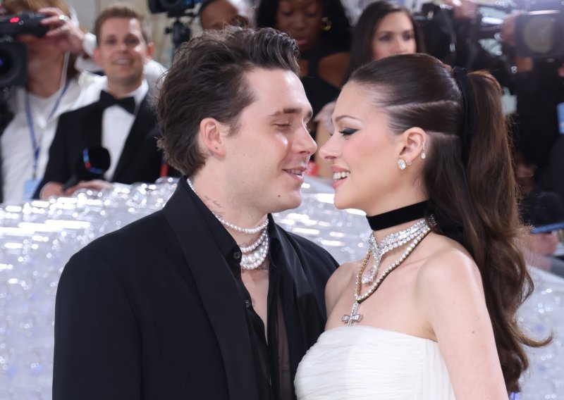 Nicola i Brooklyn Beckham iznenadili obnovom zavjeta, a zatim je ona zapanjila izborom haljine