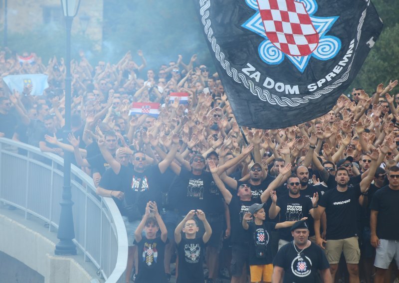 Ante Nazor i udruge udarili po mimohodu navijača: Nisu imali državnu zastavu, već onu HOS-a