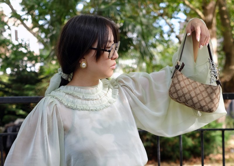 Retro elegancija i boemski šarm: Bluza iz 70-ih postala je najpoželjniji komad sezone