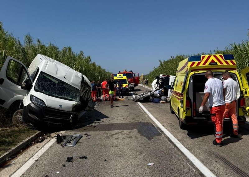 Teška prometna nesreća na otoku Pagu; hidrauličkim alatima izvlačili ozlijeđene