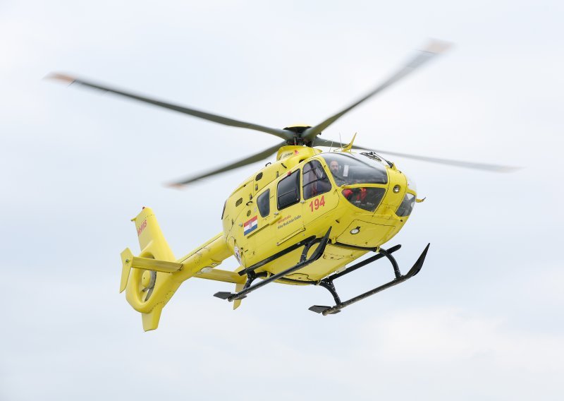 Helikopterska hitna preuzela muškarca nakon utapanja u Tučepima, intervenirali i na Braču