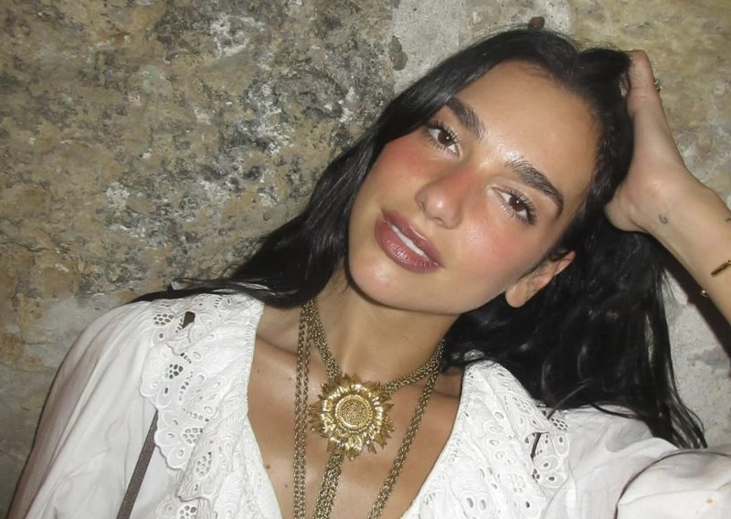 Zavodljiva i ženstvena: Dua Lipa proslavila 30. rođendan u senzacionalnoj haljini