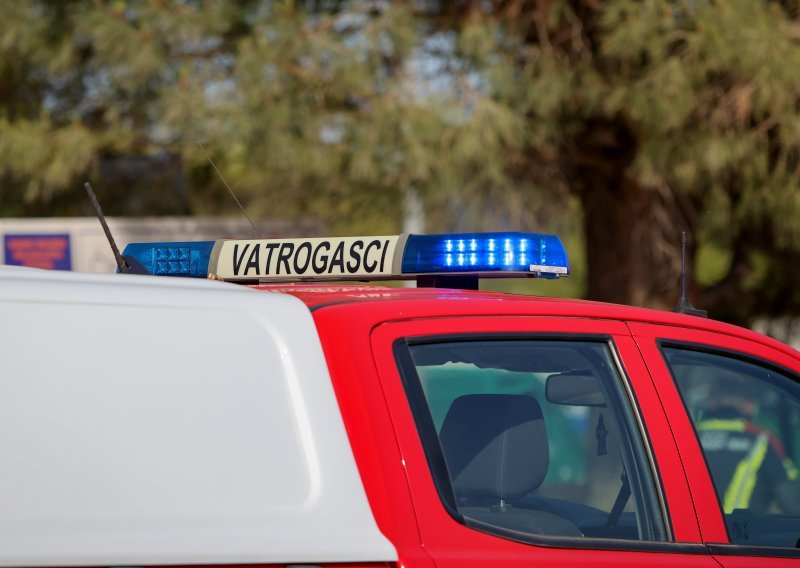 Požar u stanu u Rovinju, jedna osoba ozlijeđena, stanari evakuirani