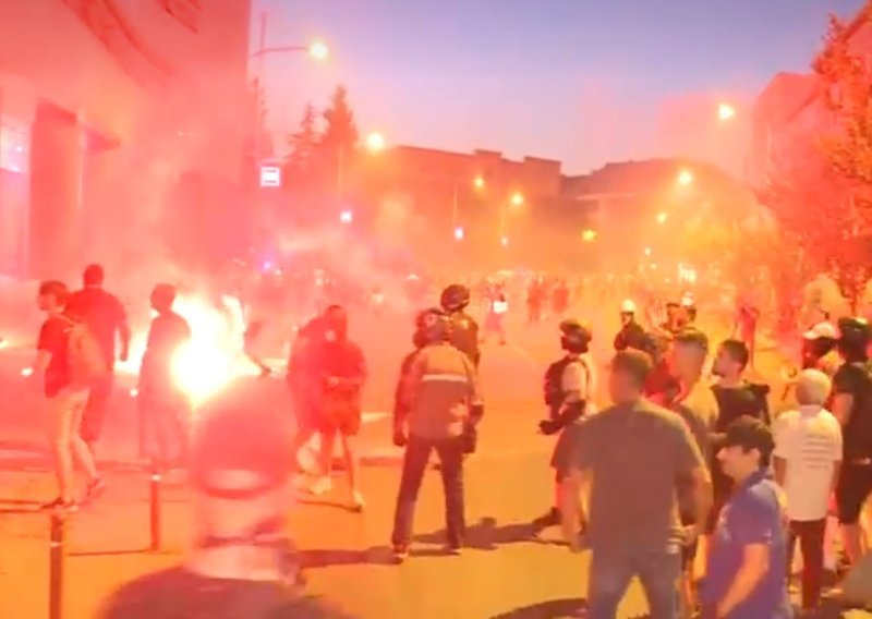 Kaos u Novom Sadu: Huligani s fantomkama bakljama i topovskim udarima napali prosvjednike