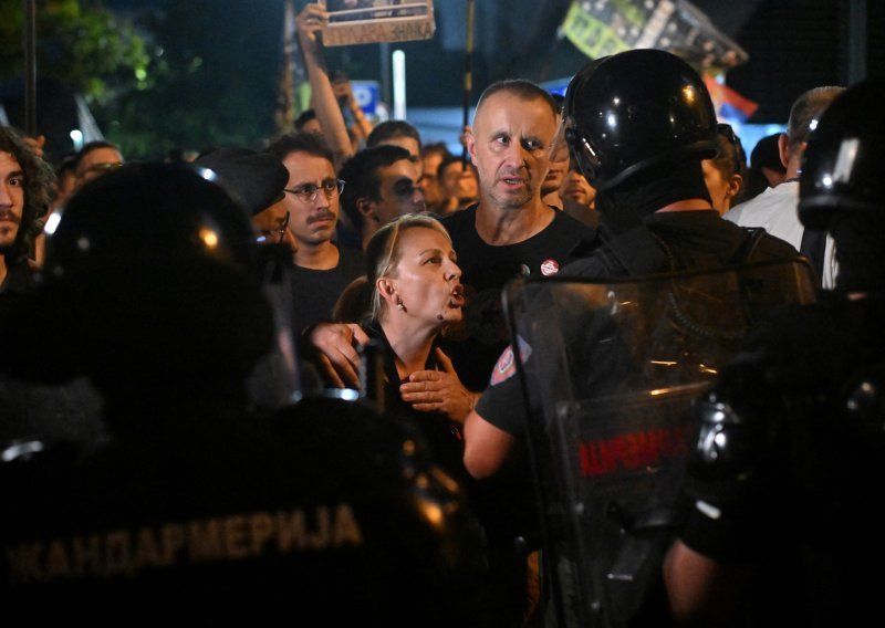 Novi val prosvjeda u Srbiji, ima ozlijeđenih prosvjednika i policajaca. Oglasio se Vučić