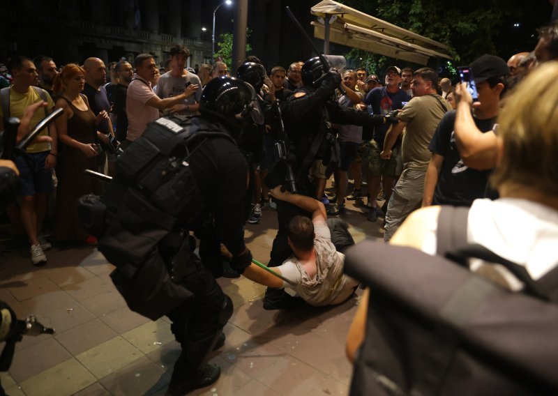 Eskalirale napetosti u Srbiji: 'Vučić je sinoćnjim sukobima htio izazvati građanski rat!'