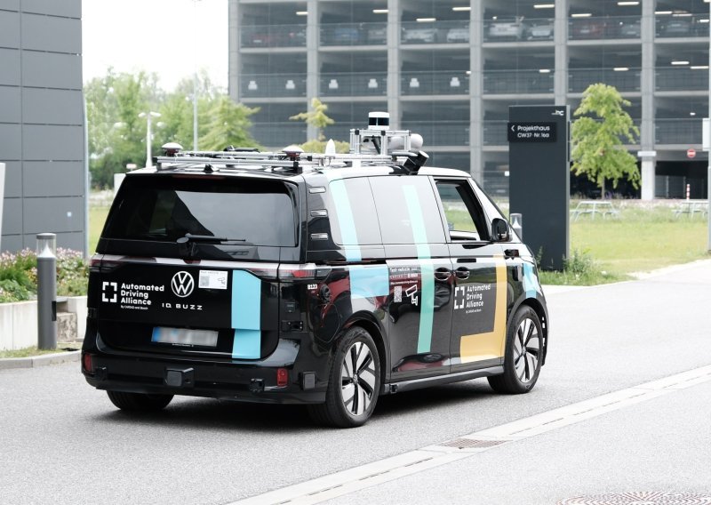 Bosch i CARIAD čine automatiziranu vožnju još sigurnijom i praktičnijom uz pomoć umjetne inteligencije