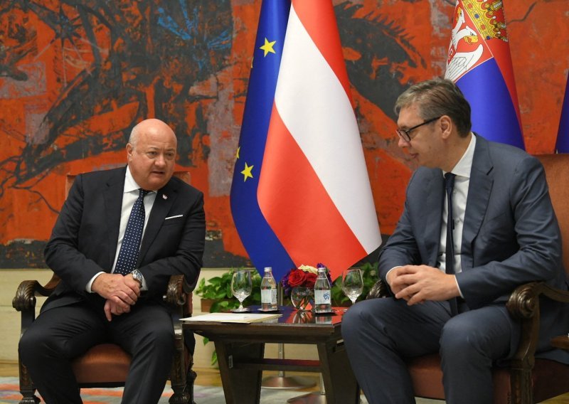 Austrijski kancelar iznenađen Vučićevom reakcijom na pitanja novinara: 'To se mora izdržati'