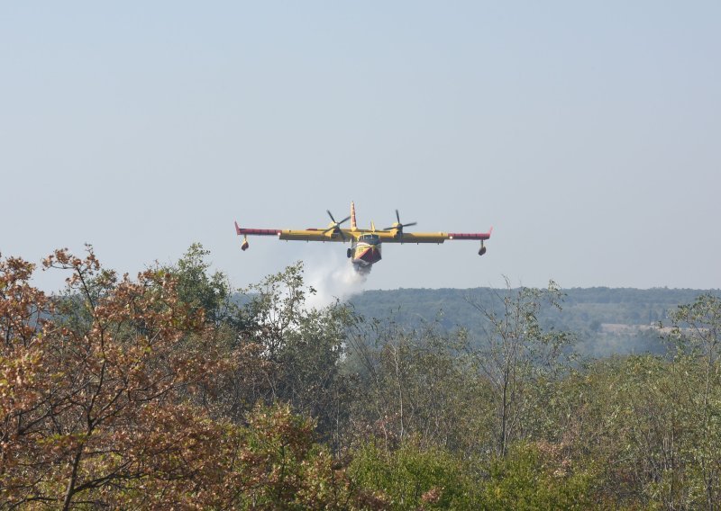 Ponovno buknuo požar kod Marčane, neka sela bez struje