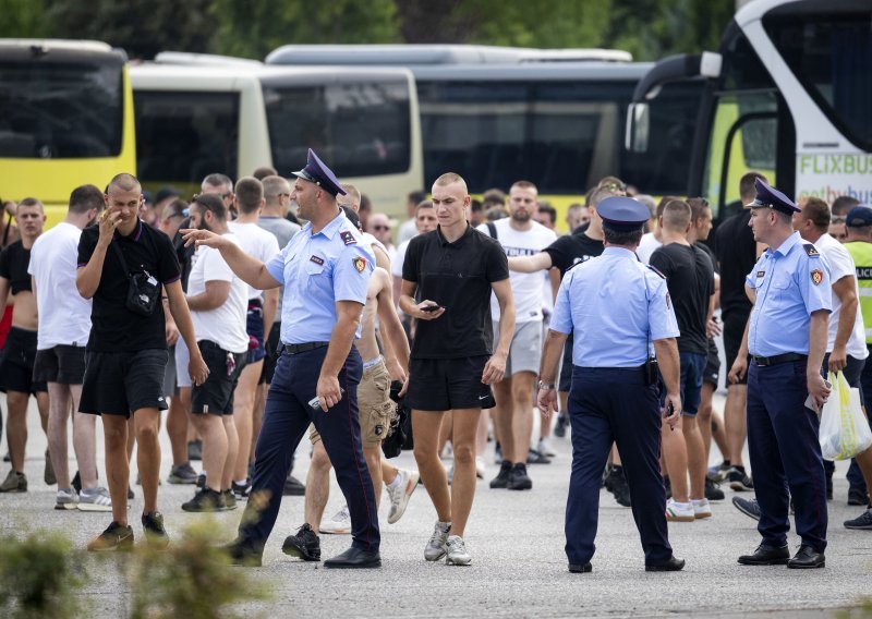 Pogledajte invaziju Hajdukovih navijača na Tiranu