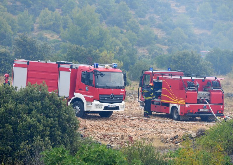Ugašen požar na Krku, vatra gutala servisno-skladišnu halu