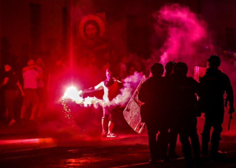 Demolirane prostorije SNS-a, deseci ozlijeđenih i uhićenih: Među njima i 23-godišnji Hrvat