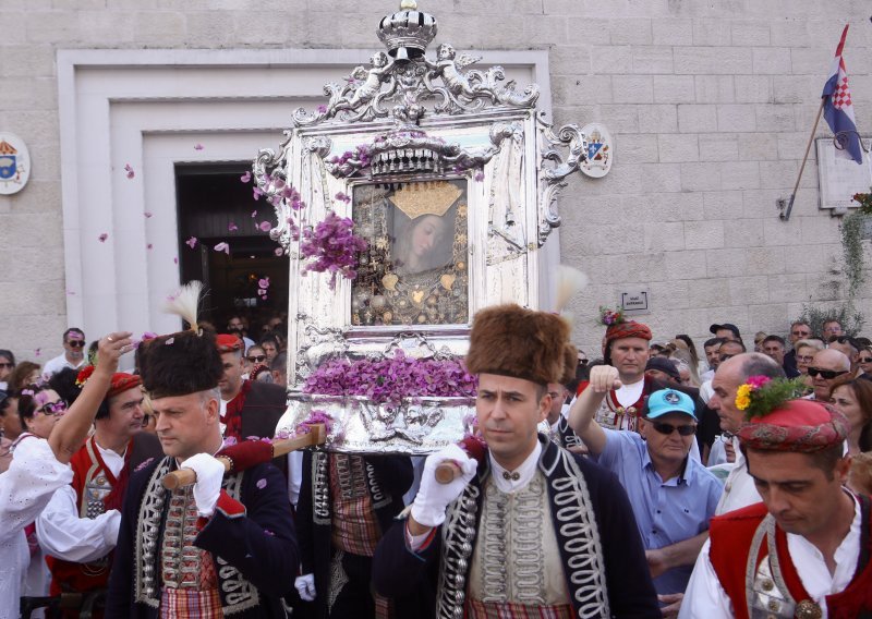 Na procesiji za Veliku Gospu u Sinju okupilo se 50 tisuća vjernika