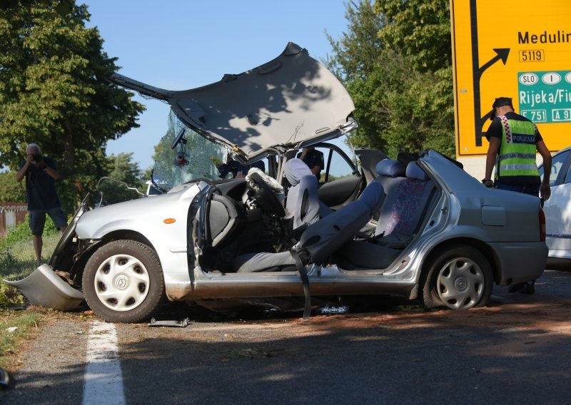 FOTO Vozač sletio s ceste u Valturi kraj Pule: Udario u stablo i poginuo