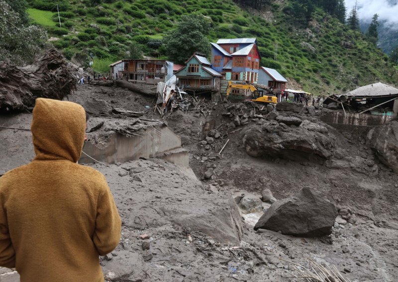 Stotine poginulih, deseci nestalih: Žestoke poplave pokosile Pakistan i Indiju