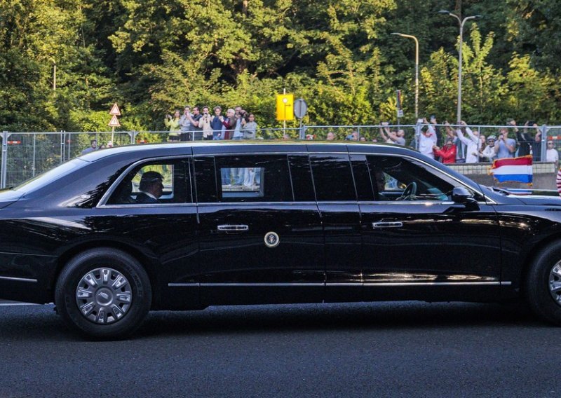 Trump je Putina provozao u predsjedničkoj limuzini: Evo što znamo o blindiranoj 'Zvijeri'