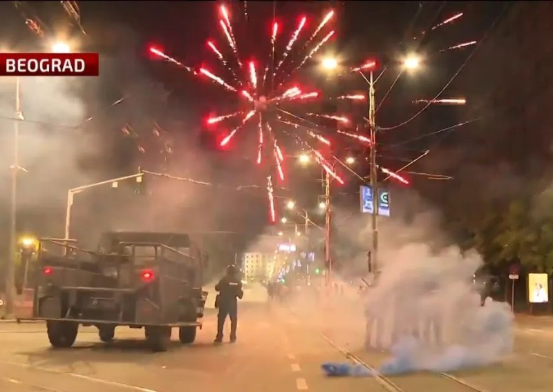 Žandarmerija razbija prosvjede u Beogradu, gore kontejneri, Karleuša evakuirana s koncerta