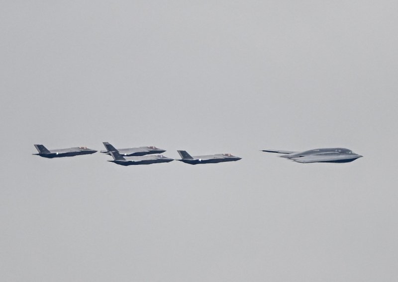 Ovo su bombarder i lovci koji su nadlijetali mjesto susreta Trumpa i Putina