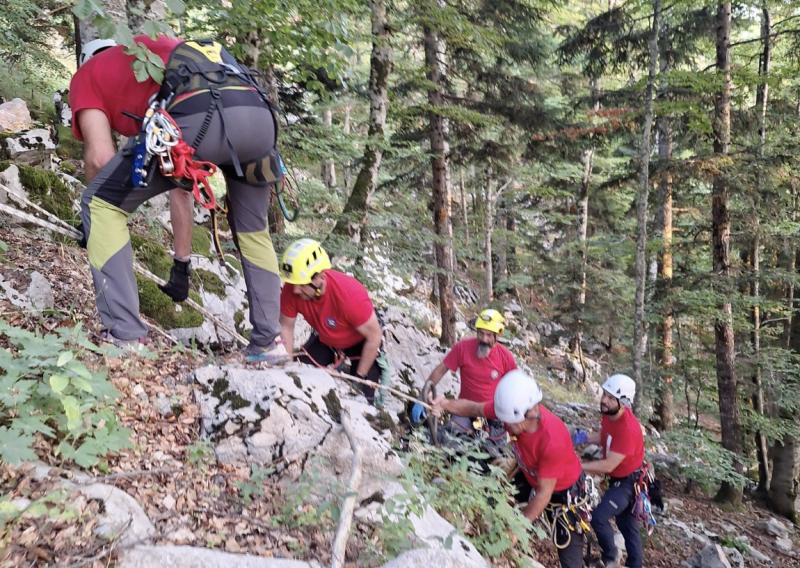 Žene quadom sletjele u provaliju: Jedna poginula, druga helikopterom prebačena u Rijeku
