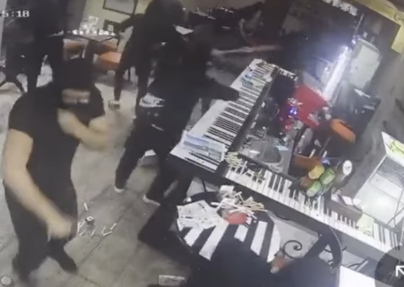 VIDEO Maskirani napadači upali u kafić i demolirali ga. Palicama udarali po ljudima