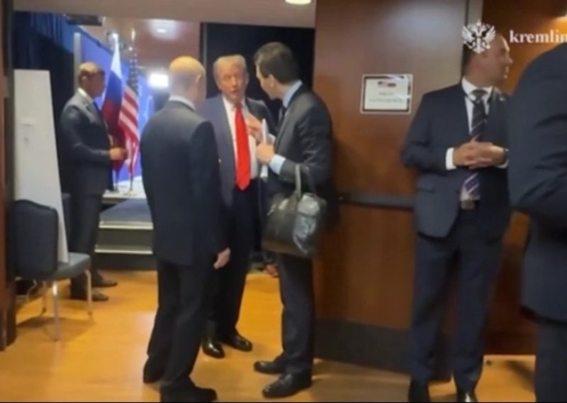 Bolest, egzoskelet ili nešto treće? Putinu se opet neobično trzala noga
