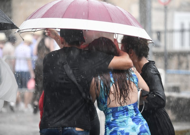 Cijela Hrvatska pod žutim alarmom: Pada temperatura, posvuda pljuskovi, a moguća i tuča
