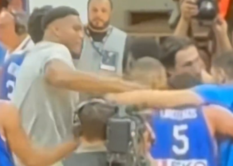 Giannis Antetokounmpo postao hit na internetu; pogledajte kako je snažno ošamario suigrača usred time-outa