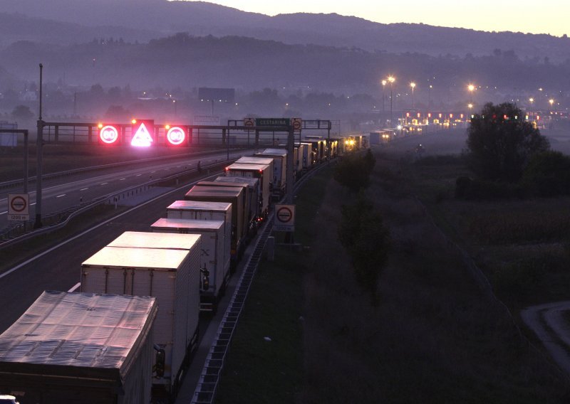 15-km-long queue forms at Croatian-Serbian border