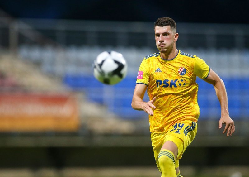 Bivši igrač Dinama, Hajduka i Rijeke zabio gol s centra. Pogledajte!