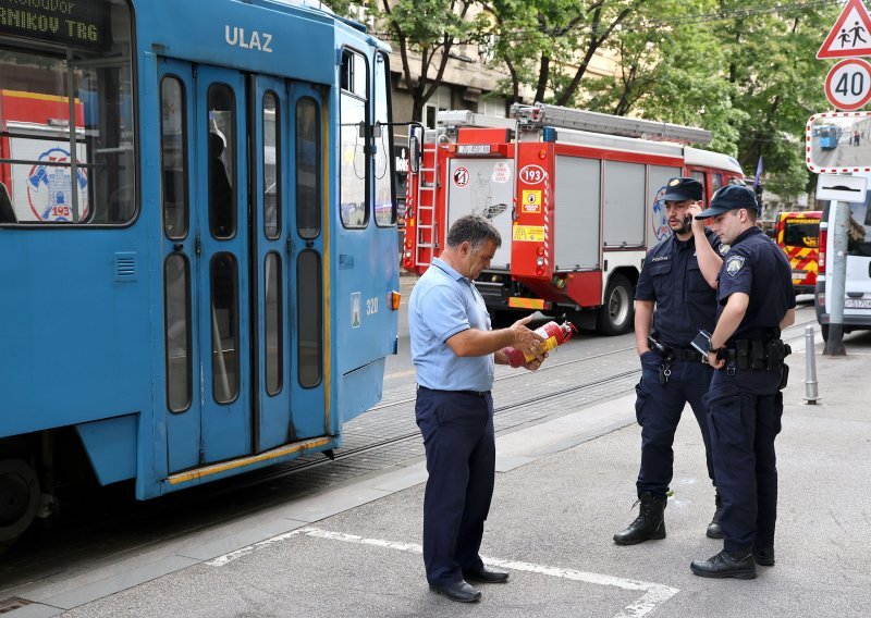 Zapalio se stari ZET-ov tramvaj; vozač ugasio požar