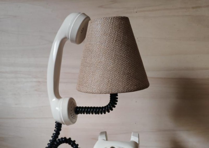 Kada se nostalgija susretne s inovacijom - stari telefoni,  fotoaparati i flaše postaju chic lampe