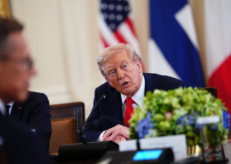 Nadrealna scena: Stubb sjedi preko puta Trumpa, a ovaj pita gdje je