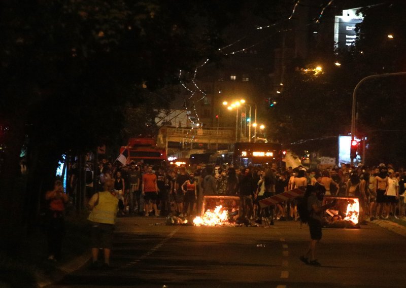 FOTO Kaos na ulicama Srbije, Vučić prijeti, fotke nereda obilaze svijet