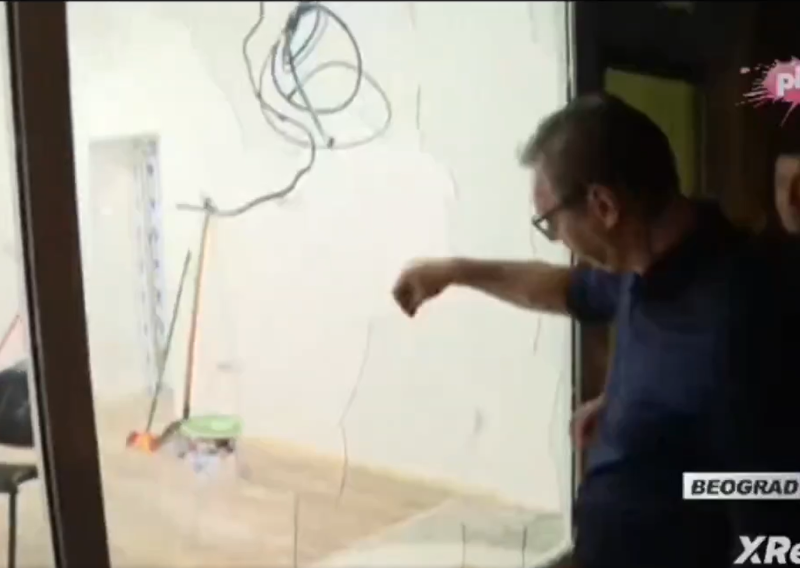 VIDEO Vučić opet postao viralan: Dodirivao razbijeno staklo pa se porezao
