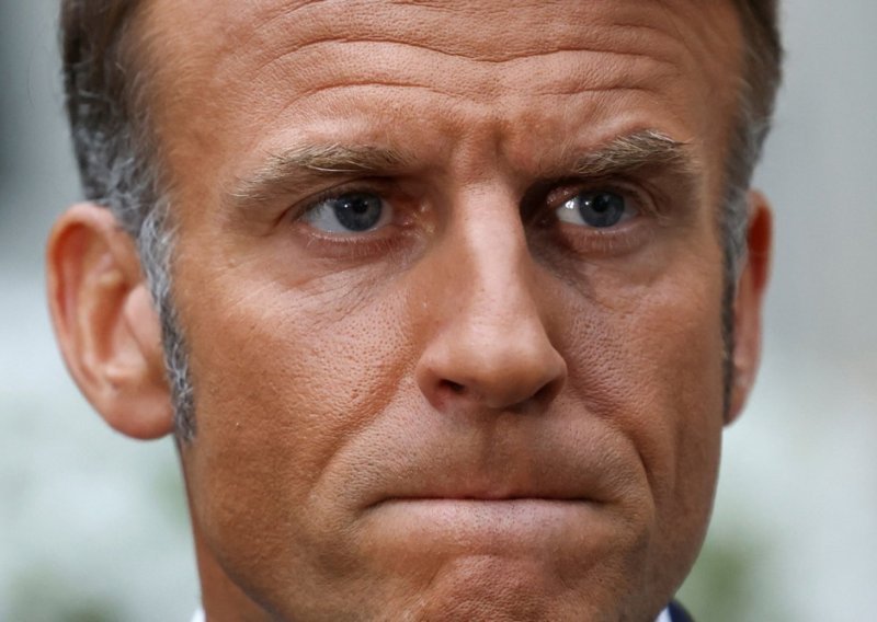 Macronu gori pod nogama: Mora pod hitno pronaći novog premijera