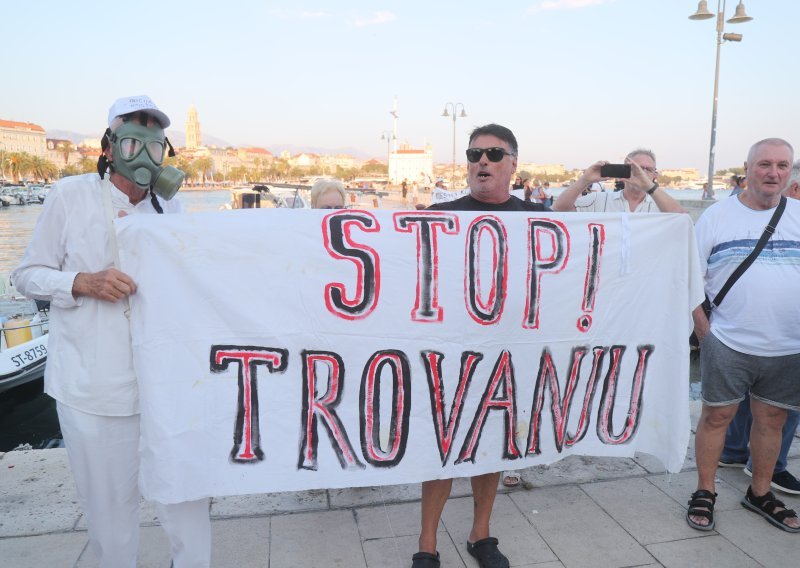 Splićani se danas okupljaju na Prokurativama: Brod s azbestom i dalje stoji u škveru