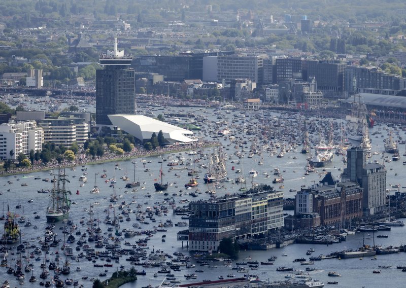 Spektakularni prizori iz Amsterdama: Stotine povijesnih jedrenjaka zaplovilo kanalima