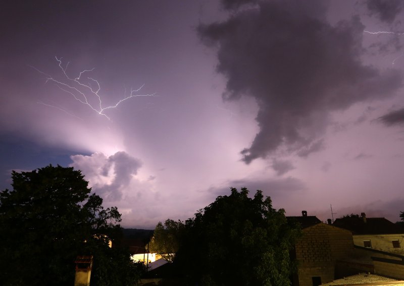 Nevrijeme pogodilo Istru, u Umagu pala tuča