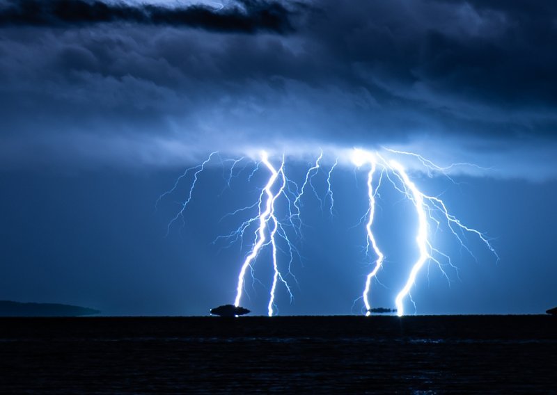 Crveni meteoalarm na snazi! Danas bi moglo biti problema - intenzivne oluje, tuča, pijavice