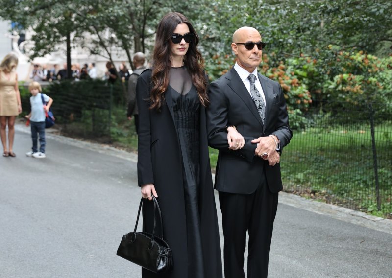 Crna elegancija Anne Hathaway na setu filma 'Vrag nosi Pradu 2'