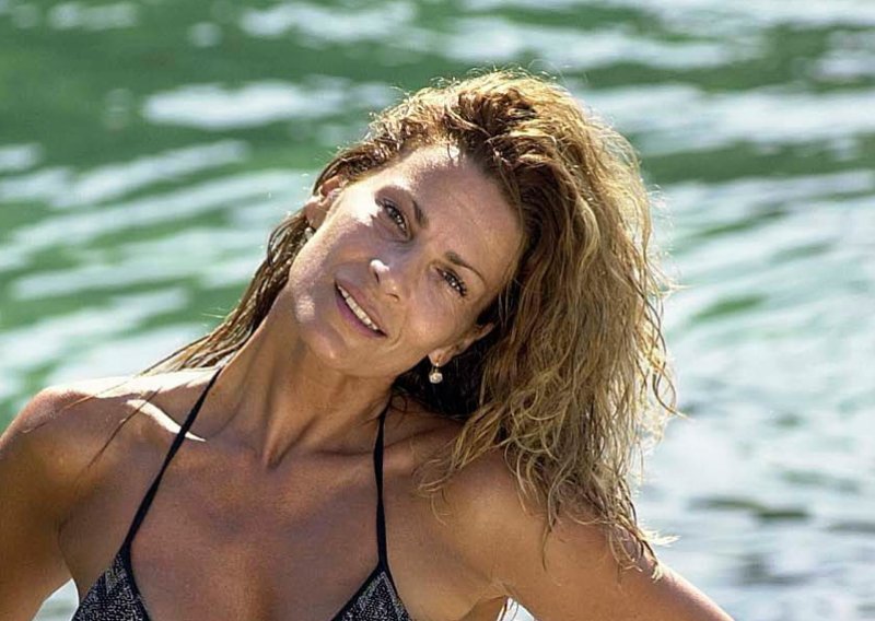 Ikona 80-ih ne staje: Ana Sasso zablistala u badiću pokraj bazena